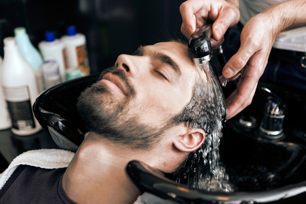 lavar cabeza hombre